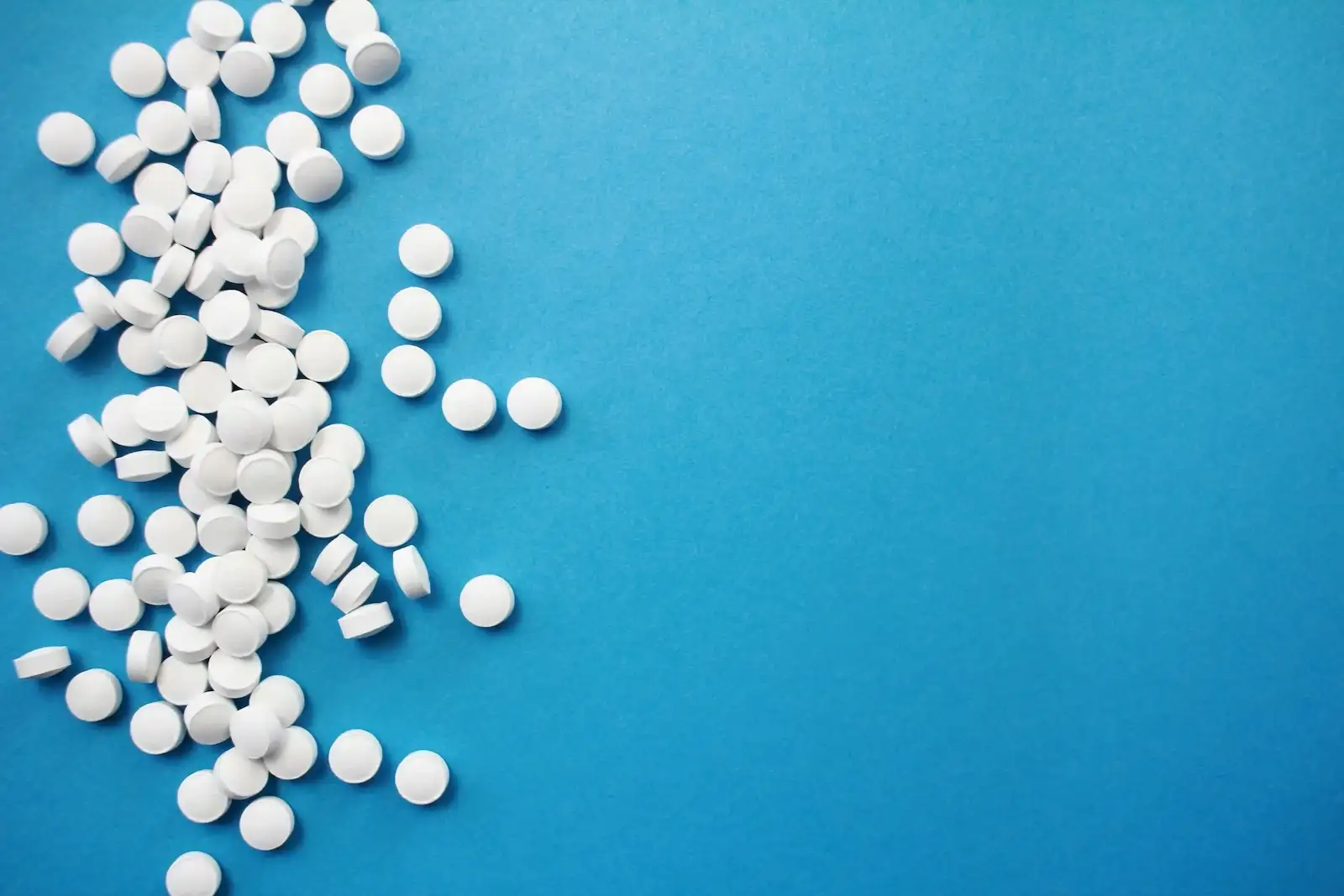 gabapentin vs lyrica white pills on a blue background