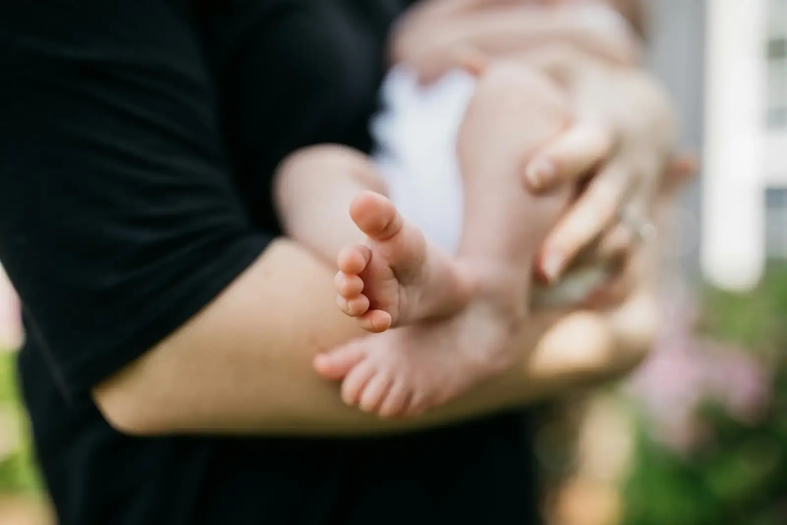 breastfeeding mother wonders about benadryl altneratives while holding baby