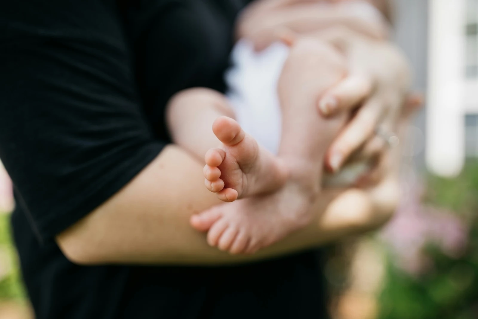 breastfeeding mother wonders about benadryl altneratives while holding baby