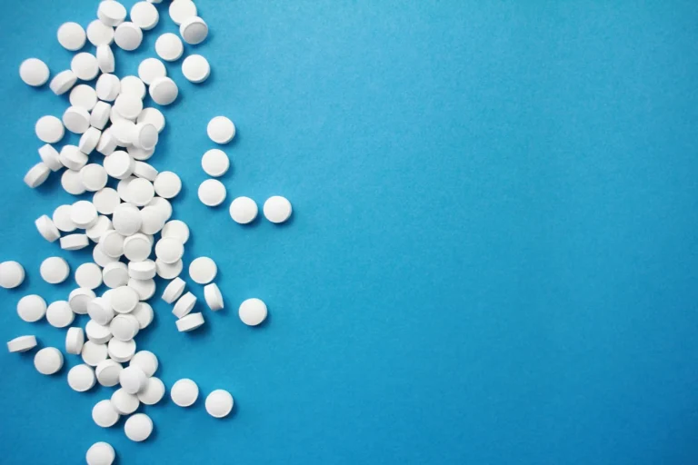 gabapentin vs lyrica white pills on a blue background