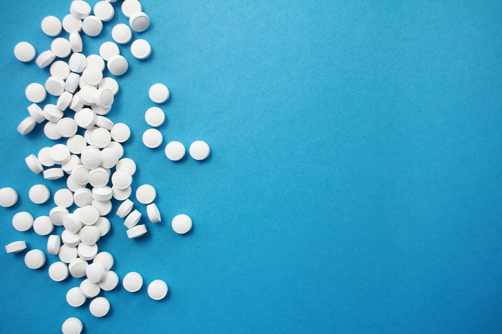 gabapentin vs lyrica white pills on a blue background