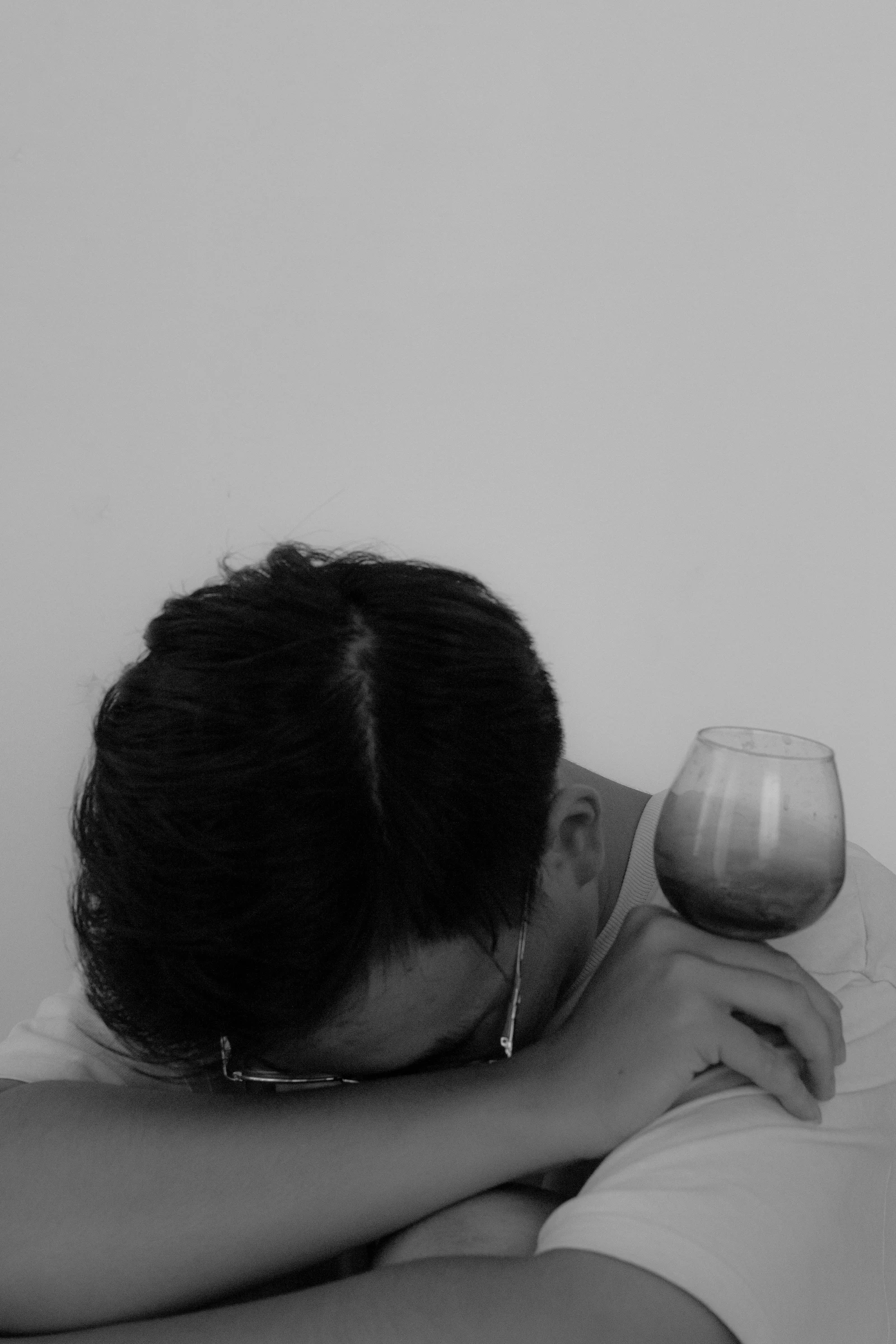 Person suffering from dry drunk syndrome holding an empty glass